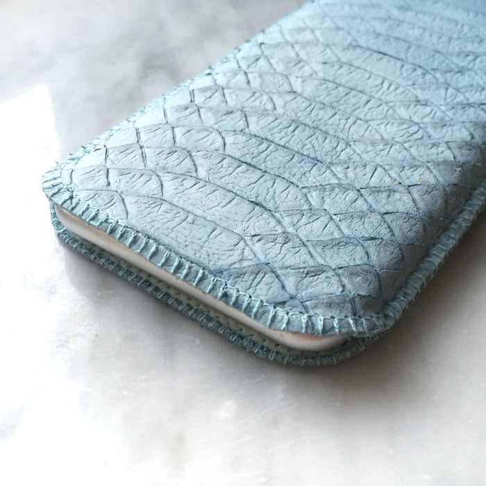 Handytasche Schlangenleder-Prägung eisblau nach Maß