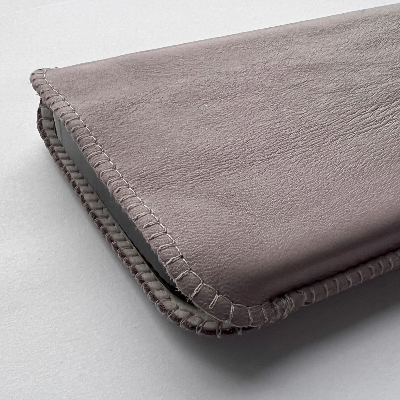 nach Maß gefertigte Leder Handytasche aus fliedergrauem Lammnappa Leder mit passender Naht