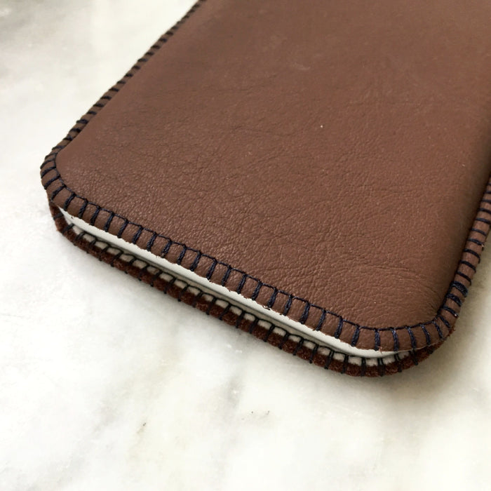 Handytasche nach Maß für iPhone 17 Pro in GlattLeder braun