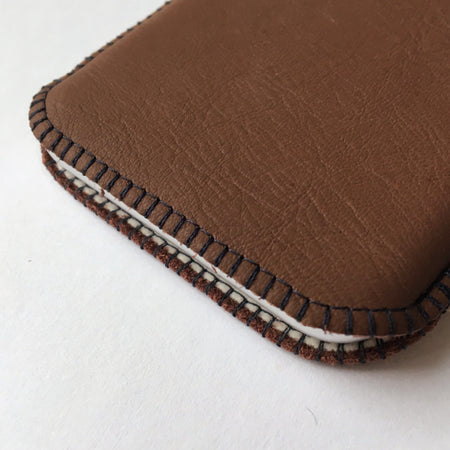 Handytasche nach Maß für iPhone 17 in Leder braun