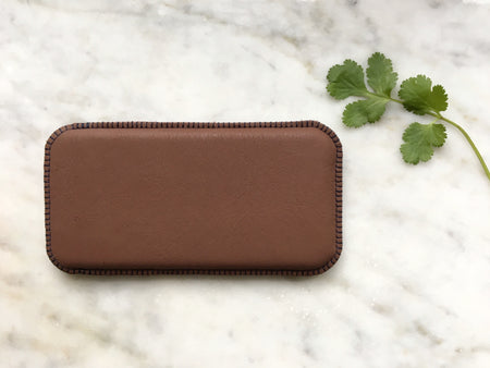 Individualisierbare Handytasche Glattleder sattelbraun, Nahtfarbe nach Wunsch