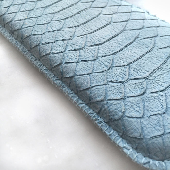 Smartphone Etui Schlangenleder hellblau individuelle Anfertigung
